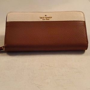 KATE SPADE CONTINENTAL WALLET. JACKSON COLORBLOCK